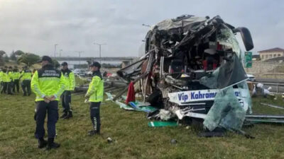 Anadolu Otoyolu'nun Bolu geçişinde meydana gelen trafik kazasında yolcu otobüsü