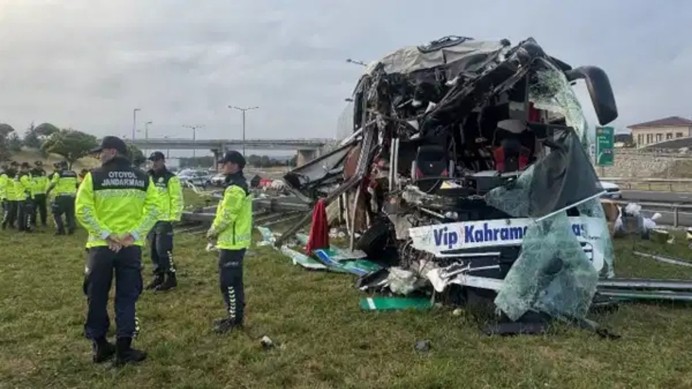 Anadolu Otoyolu'nun Bolu geçişinde meydana gelen trafik kazasında yolcu otobüsü
