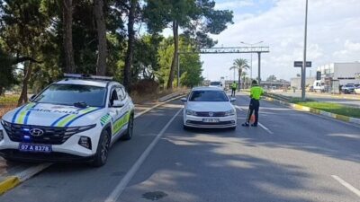 Antalya'nın Manavgat ilçesinde trafik denetimi sırasında durdurulan otel servisinin sürücüsü,