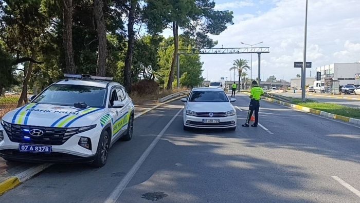 Antalya'nın Manavgat ilçesinde trafik denetimi sırasında durdurulan otel servisinin sürücüsü,