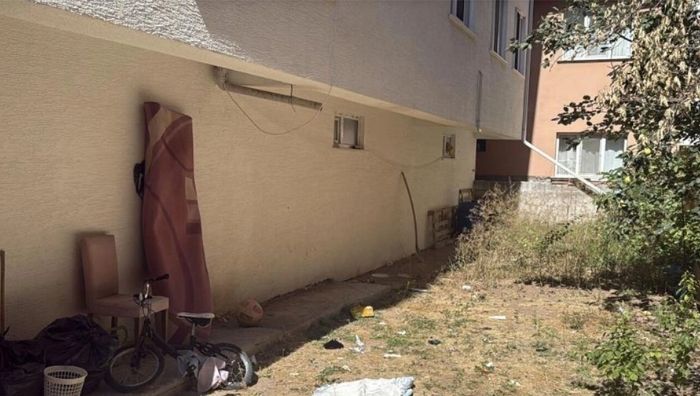Eskişehir’in Odunpazarı ilçesinde 4 yaşındaki A.K., bir apartmanın üçüncü katındaki