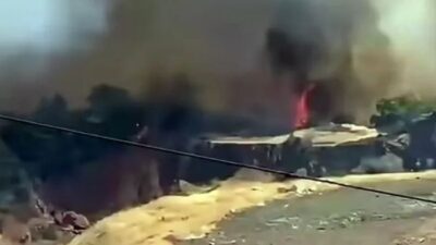 Antalya’nın Kumluca ilçesinde çıkan orman yangını, kuvvetli rüzgarın etkisiyle kısa