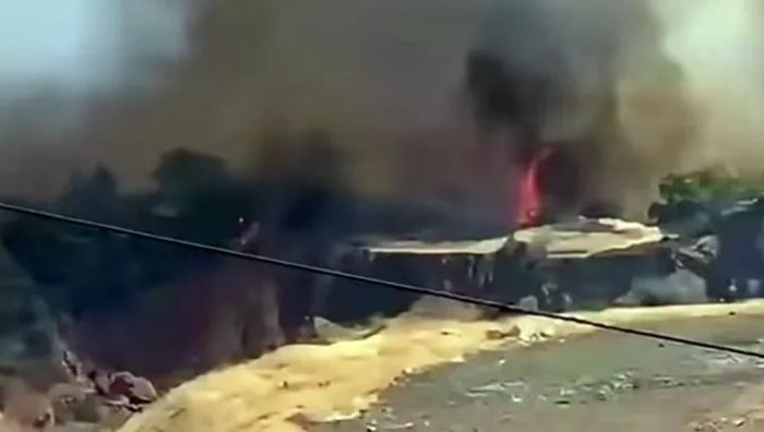 Antalya’nın Kumluca ilçesinde çıkan orman yangını, kuvvetli rüzgarın etkisiyle kısa