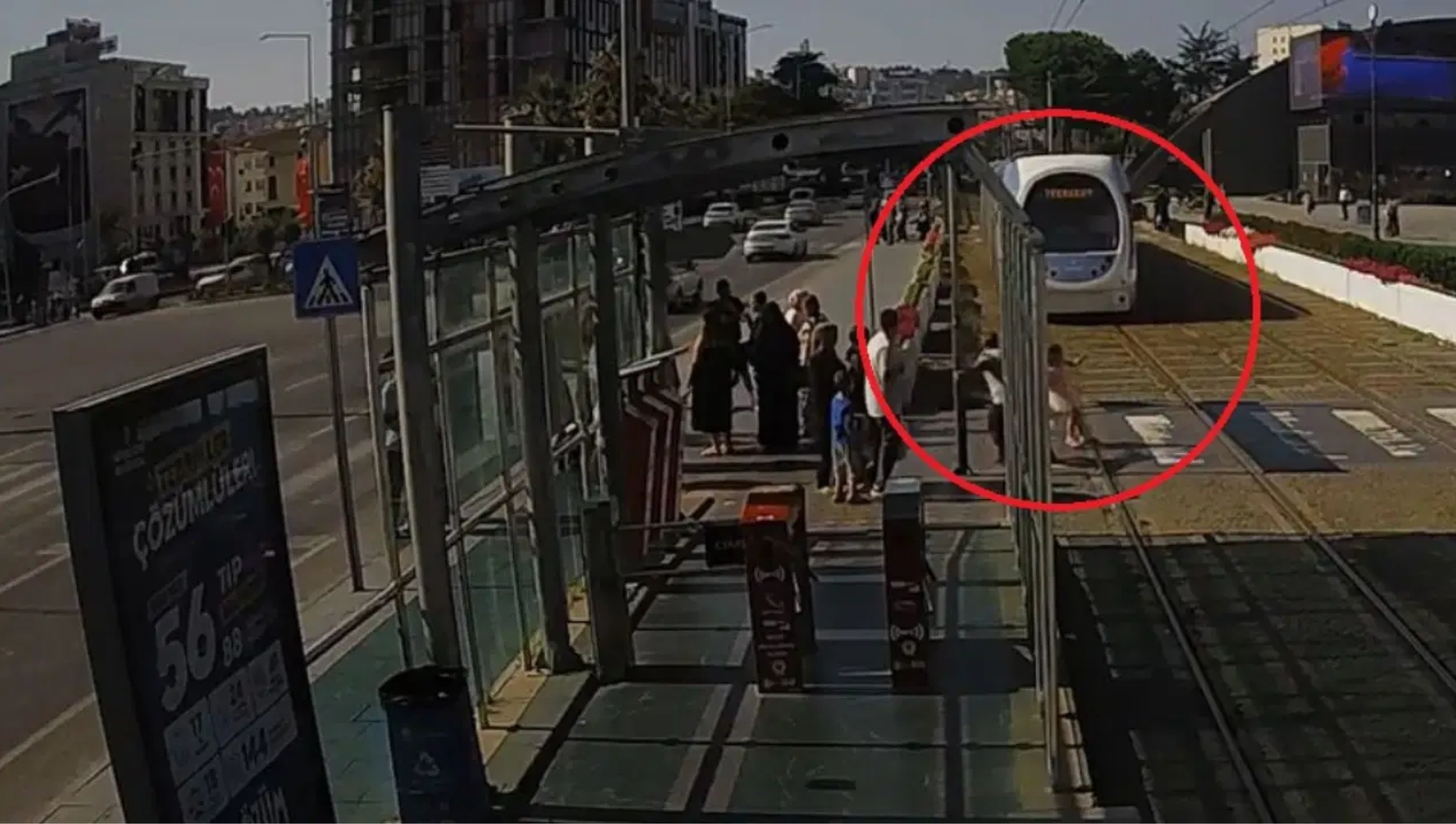 Samsun’un İlkadım ilçesinde yaklaşık 5 yaşındaki kız çocuğu, hareket halindeki