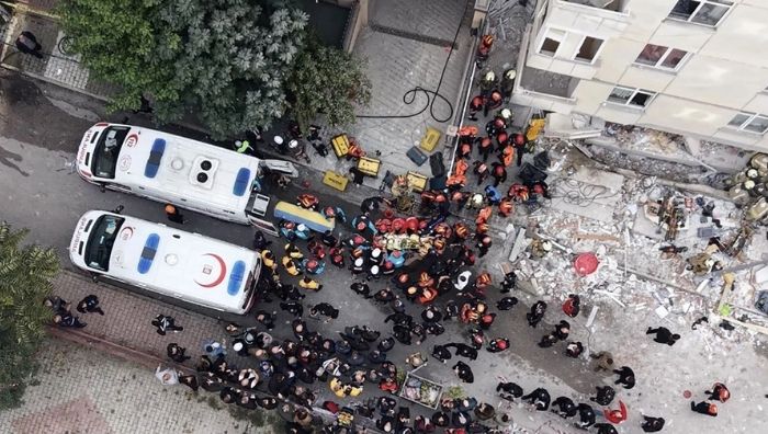 İstanbul Maltepe'de 7 katlı binanın ilk üç katı sabah saatlerinde