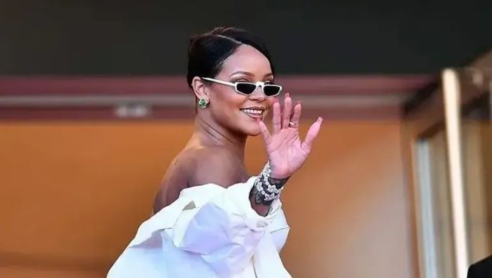 Dünyaca ünlü şarkıcı Rihanna’nın Güney Kaliforniya’daki evine yarı otomatik tüfekle